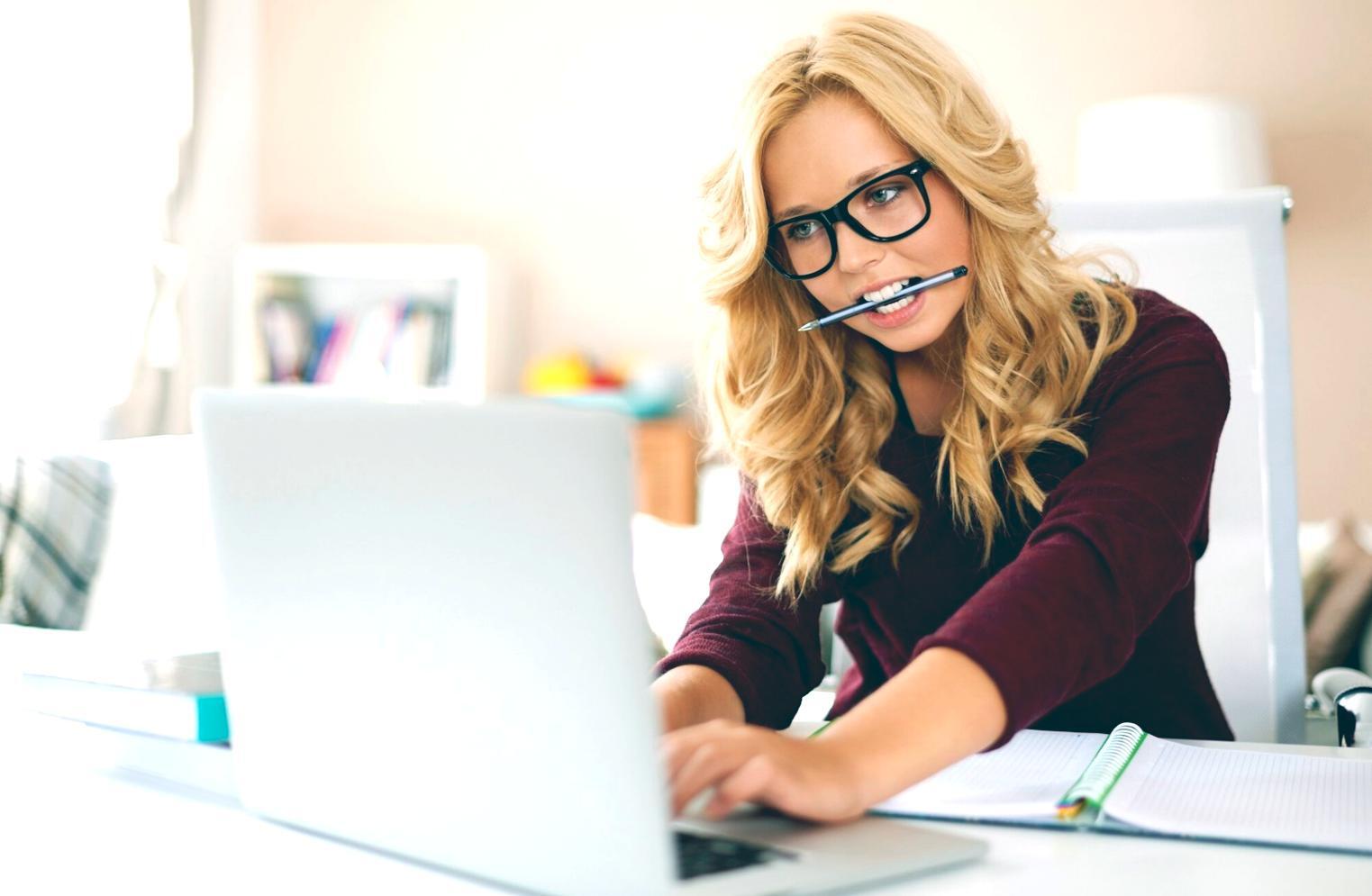 Talivorensea Team bei der Arbeit an Kurs-Inhalten